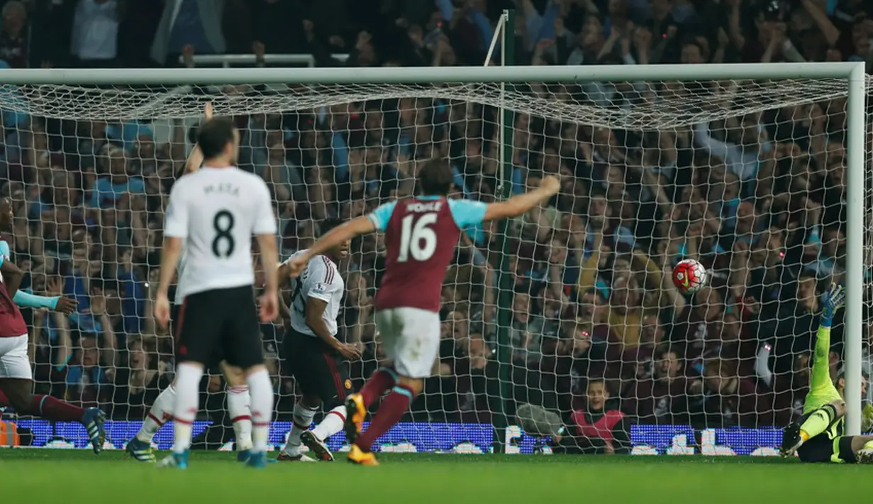 Pemain West Ham, Michail Antonio, mencetak gol ke gawang MU dalam laga Premier League di Boleyn Ground, Rabu (11/5/2016) dini hari WIB. (Reuters/Eddie Keogh)