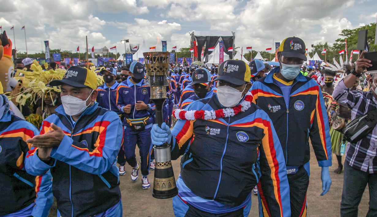 Pembawa Api PON XX Papua Egelberta Kaize yang merupakan atlet bola voli pantai berprestasi asal Papua saat menuju lokasi penyerahan Api PON XX Papua di Halaman Kantor Bupati Merauke, Papua, Rabu 30 September 2021. (FOTO PB PON XX PAPUA/Ali Lutfi)