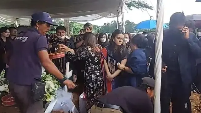 Pemakaman Ayah Marsha Aruan