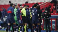 Pemain Paris Saint Germain meninggalkan lapangan pada pertandingan sepak bola grup H Liga Champions antara Paris Saint Germain dan Istanbul Basaksehir di stadion Parc des Princes di Paris, Selasa 8 Desember, 2020. (Foto AP / Francois Mori)
