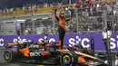 Pembalap McLaren, Oscar Piastri melakukan selebrasi setelah memenangkan Formula 1 GP Arab Saudi yang berlangsung di Sirkuit Jeddah Corniche, Arab Saudi, Minggu (20/04/2025) waktu setempat. (AP Photo/Altaf Qadri)
