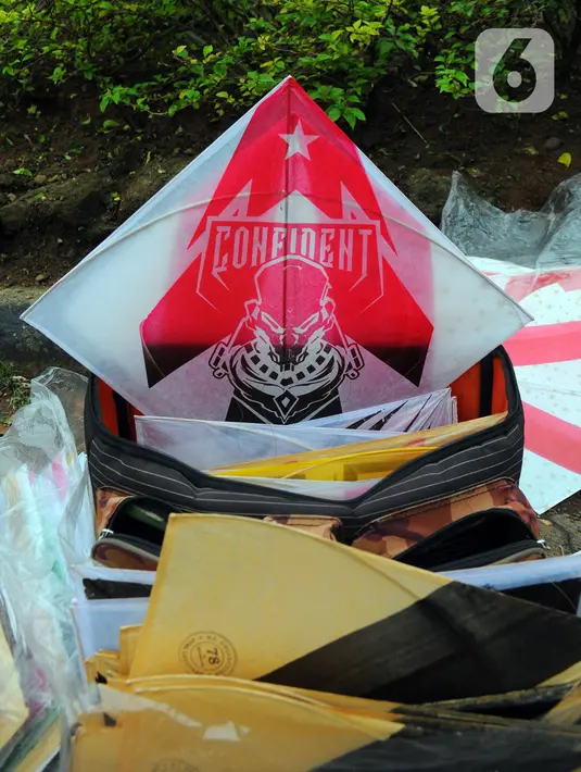 Sejumlah layang-layang dijajakan pedagang di kawasan KBT. (merdeka.com/Imam Buhori)