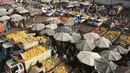 Pengunjung membeli melon untuk persiapan puasa di sebuah pasar di Karachi, Rabu (16/5). Muslim Pakistan berbelanja untuk memenuhi kebutuhan menyambut Puasa Ramadan yang dimulai pada Kamis (17/5). (AP/Anjum Naveed)