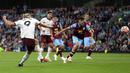 Manchester City langsung menekan Burnley sejak laga dimulai. The Citizens cuma butuh empat menit saja untuk menjebol gawang tim promosi ini. Haaland menceploskan bola setelah menyambar umpan sundulan dari gelandang bertahan Rodri. (Nigel French/PA via AP)