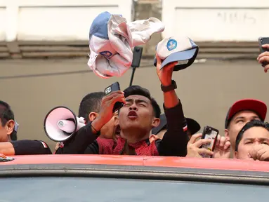 Pemain Timnas Indonesia U-22, Pratama Arhan saat tertimpuk seragam dari salah satu pelajar SMA Negeri 7 Jakarta Pusat saat pawai pawai bertajuk Kira87uara Kontingen SEA Games 2023 yang berlangsung dari Kemenpora hingga Stadion Utama Gelora Bung Karno (SUGBK), Senayan, Jakarta, Jumat (19/5/2023). Acara tersebut merupakan bentuk perayaan keberhasil kontingen Indonesia yang telah melampaui target medali emas di SEA Games 2023 dan kesuksesan Timnas Indonesia U-22 yang telah mengakhiri puasa gelar 32 tahun di SEA Games 2023. (Bola.com/Bagaskara Lazuardi)