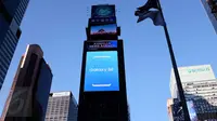 Samsung pamerkan kemampuan Galaxy S8 di reklame digital sekeliling Times Square, New York. Liputan6.com/ Iskandar