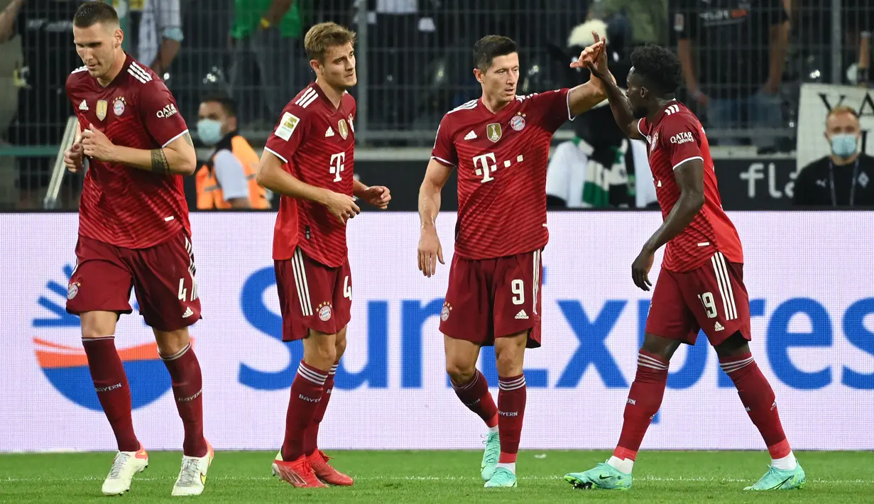 Bayern Munich akhirnya bisa menyamakan kedudukan di menit ke-42. Gol dicetak oleh Robert Lewandowski (9) lewat tendangan voli kerasnya memanfaatkan umpan dari sepak pojok Joshua Kimmich. Skor berubah menjadi satu sama dan bertahan hingga turun minum. (Foto: AFP/Ina Fassbender)