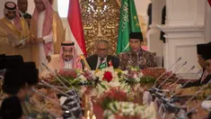 Presiden Joko Widodo (Jokowi) dan Raja Salman bin Abdulaziz al-Saud saat berdialog dengan sejumlah tokoh Islam di Istana Merdeka, Jakarta, Kamis (2/3). Raja Salman mendengarkan masukan dari sejumlah tokoh Islam. (Liputan6.com/Pool/Rosa Pangabean)