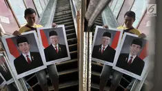 Pedagang menunjukkan foto Presiden-Wapres 2019-2024, Joko Widodo-KH Ma'ruf Amin yang dijajakan di Pasar Baru, Jakarta, Senin (26/8/2019). Meski belum resmi dilantik, foto Presiden dan Wakil Presiden Terpilih Joko Widodo-KH Ma'ruf Amin telah beredar di pasaran. (merdeka.com/Iqbal S. Nugroho)