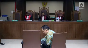 Bupati Halmahera Timur nonaktif, Rudi Erawan bersiap menjalani sidang lanjutan di Pengadilan Tipikor, Jakarta, Rabu (1/8). Rudi merupakan terdakwa kasus suap proyek Kementerian PUPR tahun 2016. (Liputan6.com/Helmi Fithriansyah)