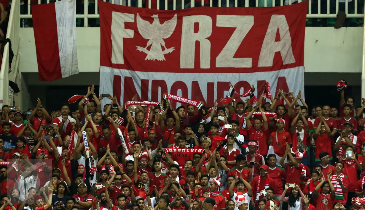 Suporter memenuhi tribun penonton jelang menyaksikan laga Timnas Indonesia melawan Vietnam pada semifinal pertama Piala AFF 2016 di Stadion Pakansari, Bogor, Sabtu (3/12). Indonesia unggul 2-1 atas Vietnam. (Liputan6.com/Helmi Fithriansyah)