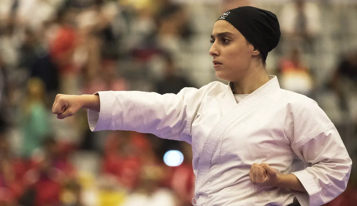 Karateka asal Iran, Fatemeh Sadeghi Destak, tampil menggunakan hijab pada Kejuaraan Dunia Karate Junior, Cadet dan U-21 2015 di ICE, Tangerang. (Bola.com/Vitalis Yogi Trisna) 