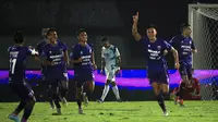 Selebrasi pemain Persita Tangerang, Christian Mangaron Rontini (dua kanan) setelah mencetak gol ke gawang PSIS Semarang dalam pertandingan pekan kedua BRI Liga 1 2023/2024 yang berlangsung di Stadion Indomilk Arena, Tangerang, Sabtu (8/7/2023). (Bola.com/Ikhwan Yanuar)