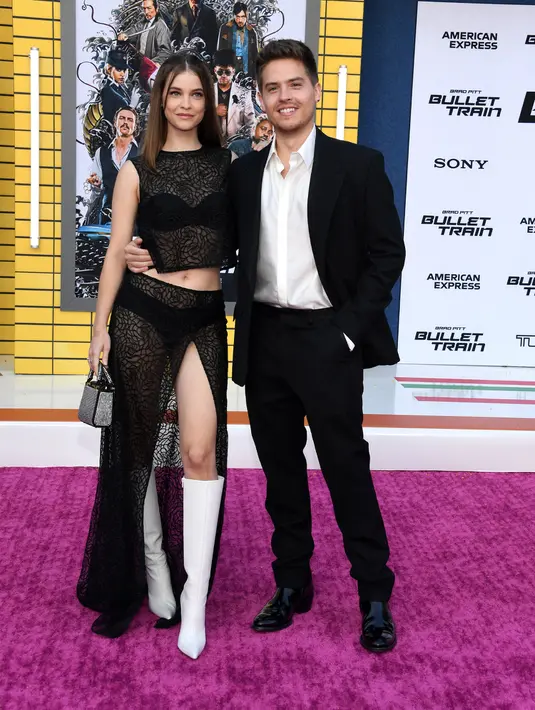 <p>Aktor Dylan Sprouse (kanan) dan model Barbara Palvin menghadiri pemutaran perdana film Bullet Train di Regency Village Theatre, Los Angeles, California, Amerika Serikat, 1 Agustus 2022. Pasangan yang telah berkencan sejak 2018 ini tersenyum saat melintasi karpet merah sebelum pemutaran perdana film Bullet Train. (Jon Kopaloff/Getty Images/AFP)</p>