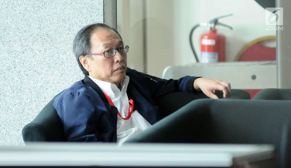Pengusaha, Made Oka Masagung menanti waktu pemeriksaan di Gedung KPK, Jakarta, Kamis (9/11). Made Oka Masagung diperiksa sebagai saksi kasus dugaan korupsi e-KTP. (Liputan6.com/Helmi Fithriansyah)