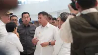 Pj Gubernur Jawa Barat Bey Machmudin bersama Dirjen Perhubungan Udara Kemenhub Maria Kristi meninjau Bandara Kertajati, Selasa (10/10/2023). (Dok AP II)