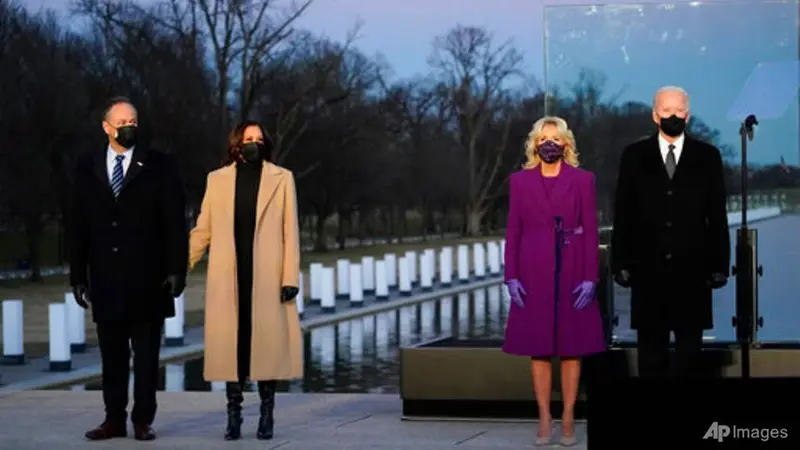 Presiden terpilih Joe Biden bersama istrinya Jill Biden dan Wakil Presiden terpilih Kamala Harris bersama suaminya Doug Emhoff mengikuti upacara penghormatan kepada warga AS yang meninggal akibat COVID-19 pada 19/1/2021 di Washington.