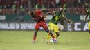 Bek Mali, Falaye Sacko berebut bola dengan gelandang Guinea Khatulistiwa, Federico Nchama pada babak 16 besar Piala Afrika 2021 di Stadion Limbe, Kamis (27/1/2022) dini hari WIB. Guinea Ekuatorial mempermalukan Timnas Mali 6-5 (0-0) dalam adu penalti. (AP Photo/Sunday Alamba)