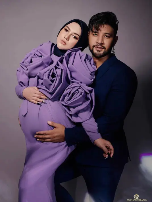 3. Gaun model bodycon dari Moon&Co tersebut mengekspos baby bump Irish Bella yang semakin membesar. (Instagram/fdphotography90).