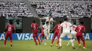 <p>Pemain Timnas Maroko U-17, Saifdine Chlagmmo (tengah atas) melompat untuk menyundul bola ke gawang Timnas Panama U-17 pada laga pembuka Piala Dunia U-17 2023 Grup A di Stadion Gelora Bung Tomo, Surabaya, Jumat (10/11/2023) WIB. (Bola.com/Bagaskara Lazuardi)</p>