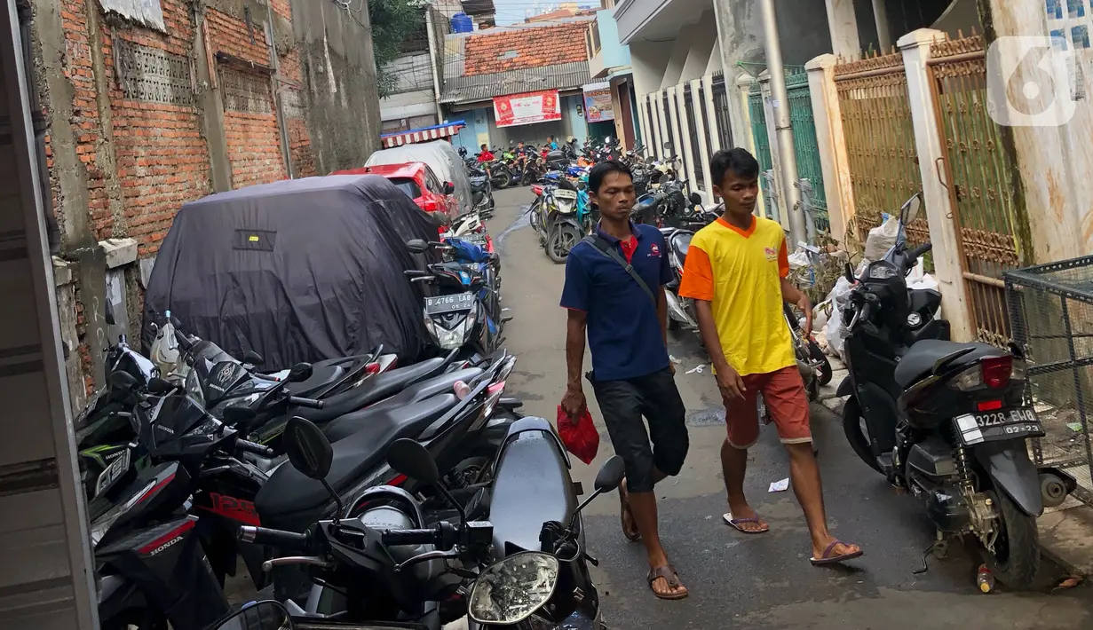 Sejumlah sepeda motor terparkir di sekitar Jalan Kebon Pala II, Jakarta, Selasa (25/2/2020). Banjir yang merendam kawasan tersebut menyebabkan warga mengungsikan kendaraannya ke tempat yang lebih tinggi. (Liputan6.com/Immanuel Antonius)