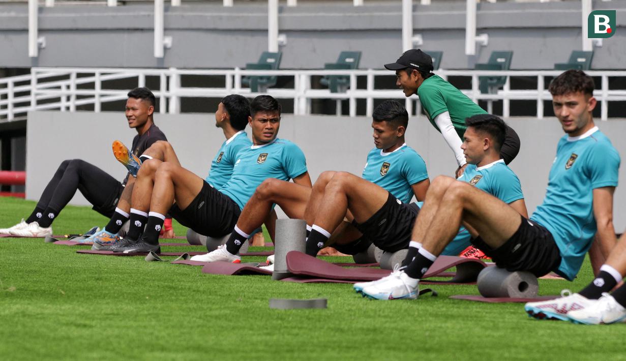 Sejumlah pemain Timnas Indonesia melakukan latihan resmi menjelang laga FIFA Matchday melawan Palestina di Stadion Gelora Bung Tomo (GBT), Surabaya, (6/6/2023). Hanya ada 8 pemain yang mengikuti sesi tersebut. Mereka adalah Sandy Walsh, Andy Setyo, Rafael Struick, Ivar Jenner, Syahrul Trisna, Dendy Sulistyawan, Fachruddin Aryanto, dan Dimas Drajad. (Bola.com/Wahyu Pratama)