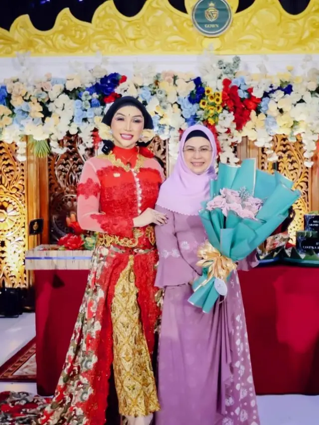 Model Kebaya dan Hijab Sanggul Roro Fitria