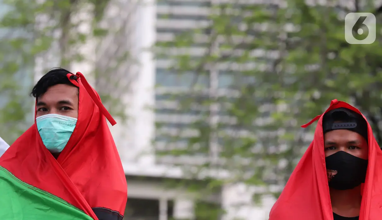 Aliansi Mahasiswa Islam Jakarta Solidaritas Untuk Palestina, melakukan unjuk rasa di depan Kedutaan Amerika, Jakarta, Rabu (12/5/2021). Mereka mendesak AS menghentikan kekerasan Israel terhadap warga Palestina, terkait serangan ke warga sipil di Kompleks Masjid Al Aqsa (Liputan6.com/Herman Zakharia)