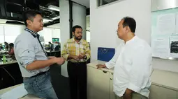 Wakil Ketua Umum Partai Golkar hasil Musyawarah Nasional IX Jakarta, Yorris Raweyai (tengah) berbincang bersama pimpinan redaksi Liputan6.com di kawasan Senayan, Jakarta, Senin (23/3/2015). (Liputan6.com/Helmi Fithriansyah)