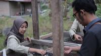 Mahasiswa KKN UGM menggandeng Alfian Julyanto Sihotang, satu-satunya pengusaha kopi dan pemilik kedai kopi di Kecamatan Harian, Samosir Sumatra Utara.