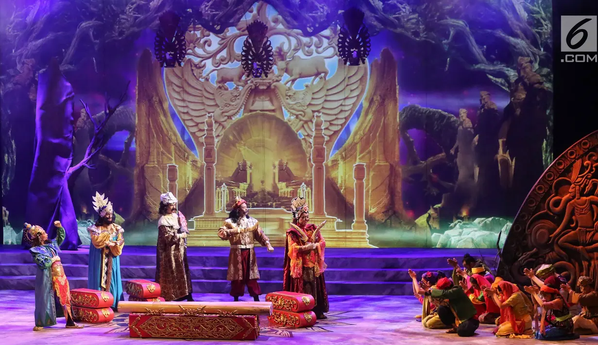 Sejumlah pemain Teater Koma mementaskan Goro-Goro: Mahabarata 2 di Graha Bhakti Budaya, Taman Ismail Marzuki, Jakarta, Rabu (24/7/2019). Lakon berkisah tentang Semar dan Togog yang ditugaskan untuk turun ke Marcapada dan menghamba kepada para raja. (Liputan6.com/Fery Pradolo)