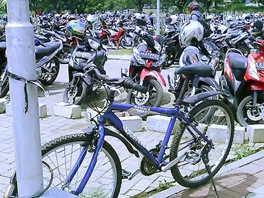 Citizen6, Semarang: Sebuah sepeda parkir diantara puluhan sepeda motor. Inilah suasana parkir sepeda motor di Kampus FISIP Undip,Semarang. Diibaratkan "si sehat berada di sekitar penghasil polusi"(kelompok 24)
