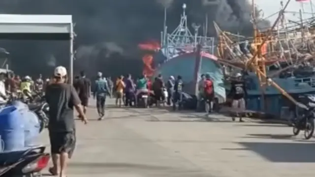Kebakaran 2 kapal motor di Muara Baru, Jakarta Utara.