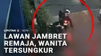 Ada dua remaja berboncengan motor menjambret ponsel seorang ibu saat kondisi jalan sedang ramai. Korban refleks mempertahankan ponselnya sampai jatuh tersungkur ke aspal.