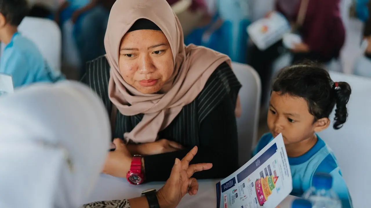 Seorang ibu mendapatkan edukasi mengenai makanan yang bisa mencegah anak mengalami anemia defisiensi besi dalam acara yang digelar Danone Indonesia di Jakarta Barat.