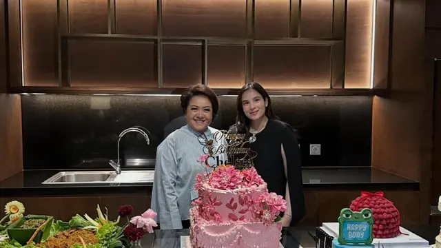 Chelsea Islan saat rayakan ulang tahun ke-31 bersama keluarga. [@samantha_barbara26]
