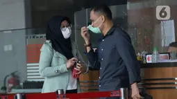 Ketua Unit Layanan Pengadaan Bakamla, Leni Marlena (kiri) usai menjalani pemeriksaan oleh penyidik di Gedung KPK, Jakarta, Kamis (11/06/2020). Leni Marlena diperiksa sebagai tersangka terkait kasus di Badan Keamanan Laut (Bakamla) RI Tahun 2016. (merdeka.com/Dwi Narwoko)