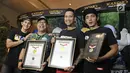 Para pemain Film Warkop DKI Reborn: Jangkrik Boss Part2 menunjukan penghargaan dari MURI di kawasan Kuningan, Jakarta, Kamis (31/8). (Liputan6.com/Herman Zakharia)