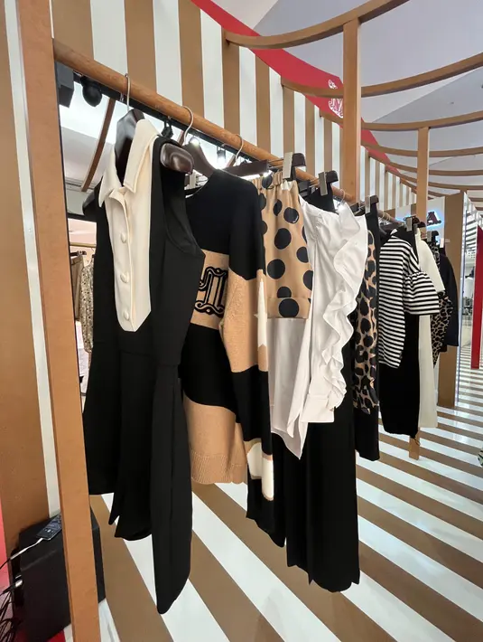 Bermacam-macam siluet dan corak lengkap hadir dalam Max Mara Pre-Fall 2024 Collection. Di mana print garis-garis dan bintik-bintik ceria, detail rumbai yang berani, dan warna merah mencolok berpadu dengan kemeja elegan, blazer cerdas, dan gaun mini feminin. / Foto dok: Fimela.com.