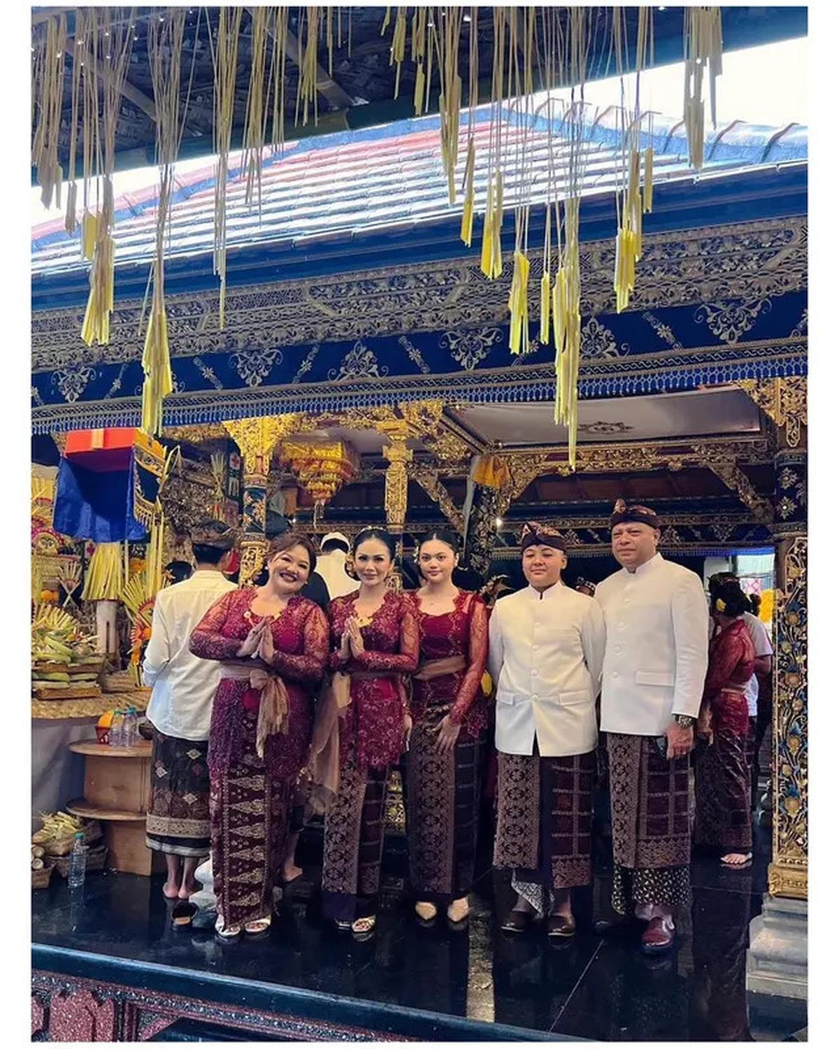 7 Pesona Krisdayanti Kenakan Kebaya Bali Brokat Merah di Nikahan Kakak Sarah Menzel