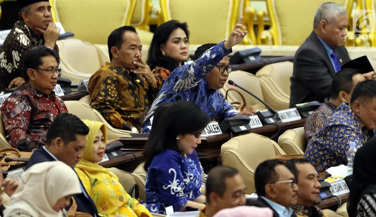 Anggota dewan mengajukan interupsi saat berlangsung Sidang paripurna ke-2 MPR RI di Kompleks Parlemen, Senayan, Jakarta, Rabu (2/10/2019). Rapat memiliki agenda mengesahkan jadwal acara sidang dan membentuk fraksi-fraksi dan kelompok Dewan Pimpinan Daerah (DPD). (Liputan6.com/Johan Tallo)