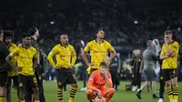 Wajah-wajah kecewa para pemain Borussia Dortmund usai kalah dari Real Madrid pad final Liga Champions 2023/2024, Minggu (2/6/2024) dini hari WIB. (AP Photo/Kin Cheung)