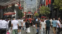 Orang-orang berjalan di sepanjang Jalan Istiklal, jalan perbelanjaan utama di Istanbul, Selasa (27/7/2021). Turki telah mencatat lebih dari 15.000 kasus virus corona baru, karena jumlah infeksi yang terus meningkat. (AP Photo/Mucahid Yapici)