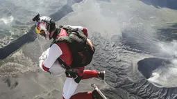 Marco Fuerst saat melompat dari helikopter di ketinggian 4.000 meter. (Red Bull Content Pool)