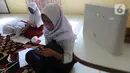 Murid-murid SD dan SMP belajar dengan memanfaatkan wifi gratis di Balai RW kawasan Tegal Gundil, Bogor, Jawa Barat, Senin (21/9/2020). Pemkot Bogor menyebar lebih dari 50 titik wifi publik gratis untuk menunjang Pembelajaran Jarak Jauh (PJJ) siswa di Kota Bogor. (merdeka.com/Arie Basuki)