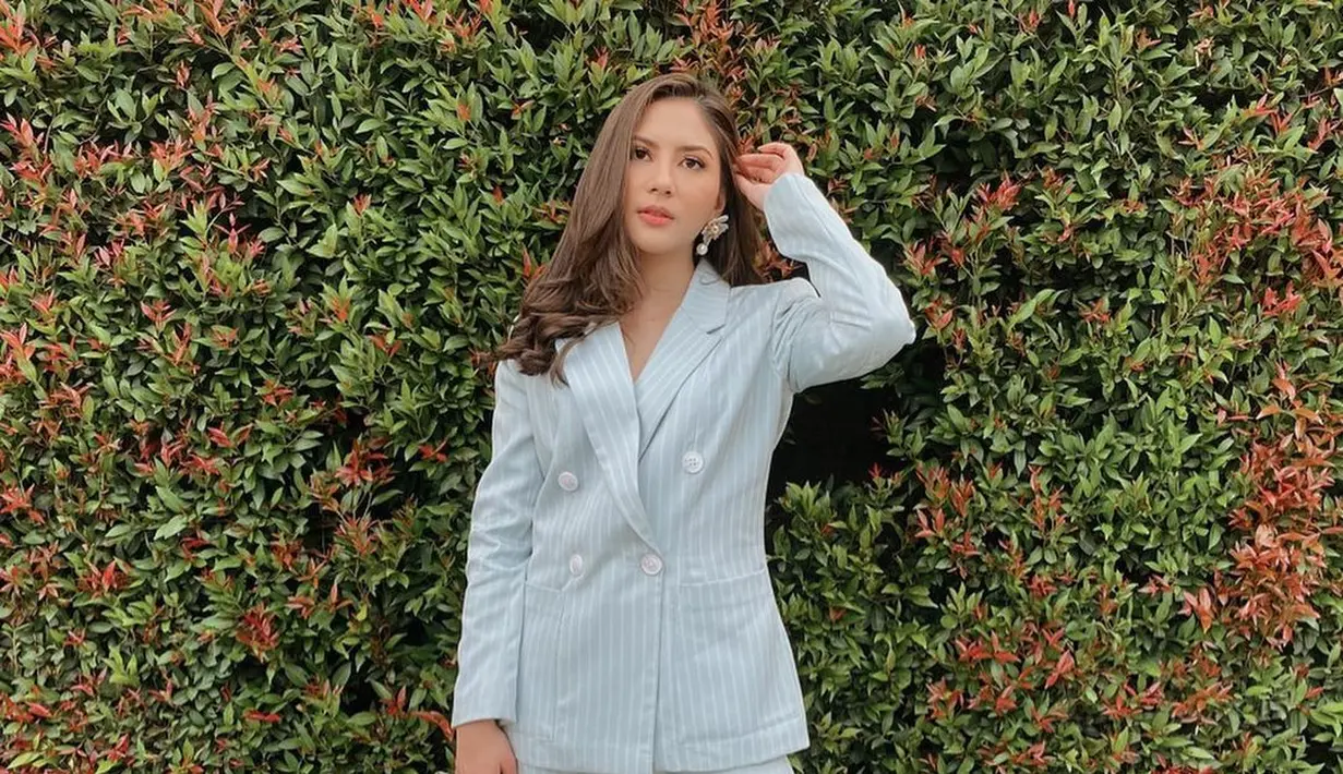 <p>Masih dengan blazer, cara lainnya bisa dipasangkan dengan celana bahan. Beri sentuhan hand bag dan sandal dalam warna senada untuk gaya kasual yang sederhana. [Instagram/jscmila] Penulis: Mufiidaanaiilaa A.S</p>