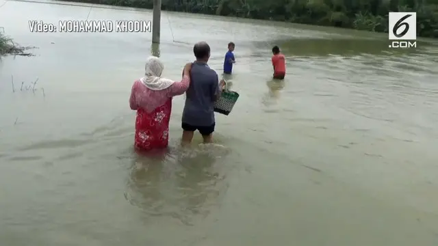 Banjir di Bojonegoro merendam 5 desa akibat luapan sungai Bengawan Solo.