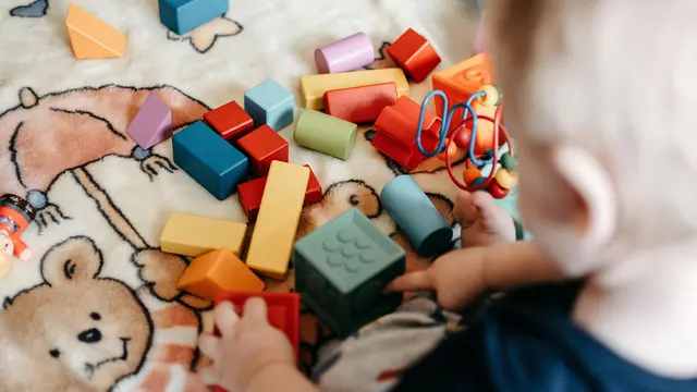 cara atasi mainan masuk mulut bayi