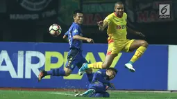 Penyerang Bhayangkara FC, Thiago Furtuoso (kanan) melompat menghindari tekel pemain Persib dilanjutan Liga 1 Indonesia di Stadion Patriot Candrabhaga, Bekasi, Minggu (4/6). Bhayangkara FC unggul 2-0 atas Persib. (Liputan6.com/Helmi Fithriansyah)