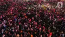 Ribuan pengunjung padati kawasan Bundaran HI, Jakarta, untuk merayakan pergantian tahun 2023, Sabtu (31/12/2022). Ribuan pengunjung memadati kawasan Bundaran HI yang menjadi pusat acara pesta kembang api di car free night Jalan Sudirman-Thamrin. (Liputan6.com/Angga Yuniar)